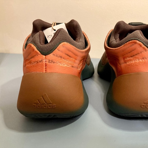 Yeezy 700 V3 Copper Fade - Size 13 - NEW main image 5